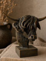 schotse hooglander beeld, hooglander decoratie, koe beeld landelijk, stoer en sober interieur, aura peeperkorn stijl, hoffz stijl, landelijke woonaccessoires, koe beeld polystone, decoratie beeld koe, 